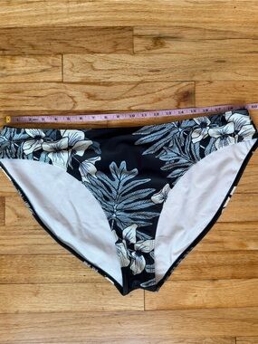 SHEIN 4XL Navy Blue and White Tropical Floral Swim Bottom